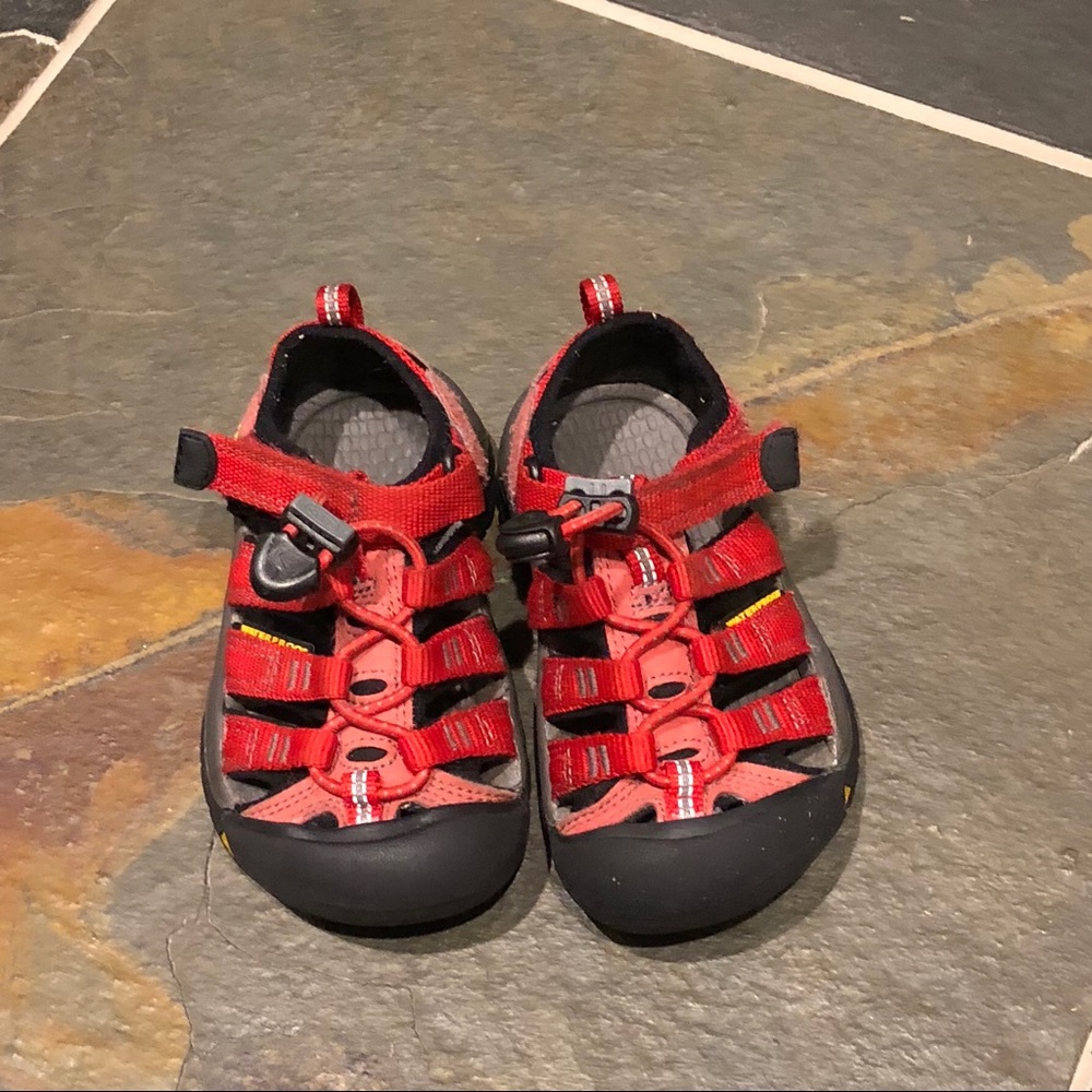 Size 8T Red Keen Newport H2 Sandals